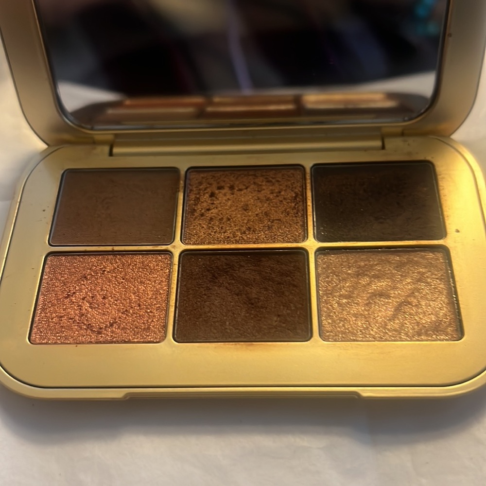 Cinnabar
EYESHADOW PALETTE
$62.00
NET WT. 5.4g / 0.19oz